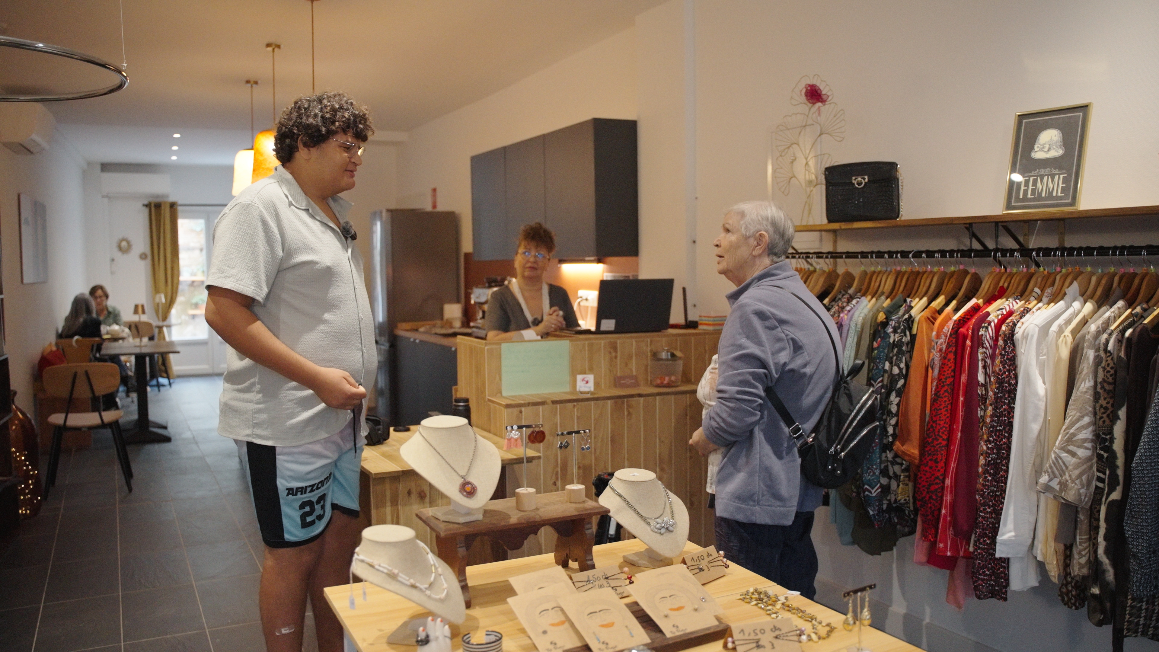 Échange spontané et chaleureux avec une cliente au comptoir